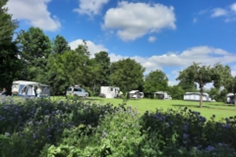 Caravan op een ruime plaats bij minicamping ’t Mostoch in Terheijden