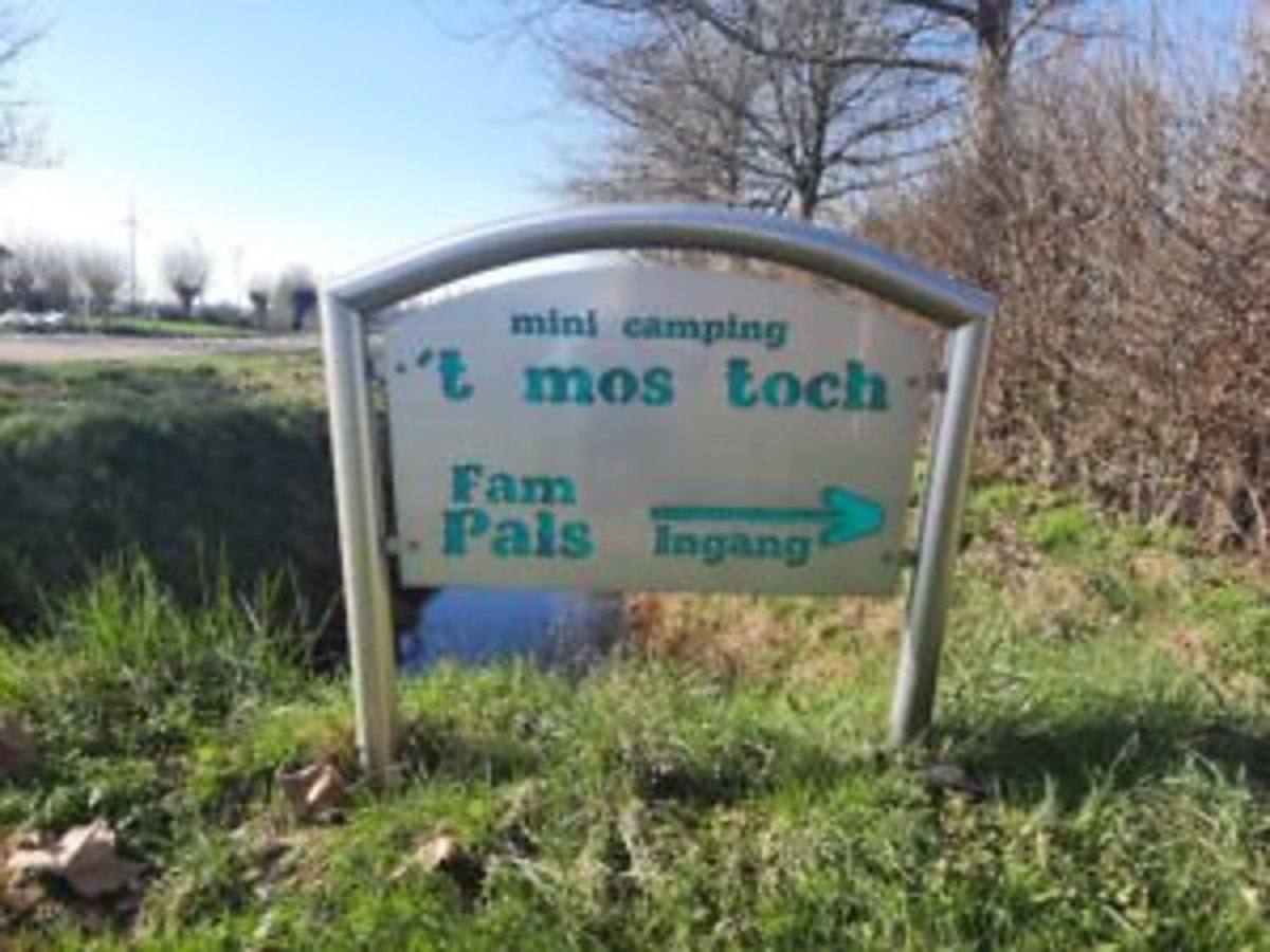 Entree van minicamping ’t Mostoch aan de Schuivenoordseweg