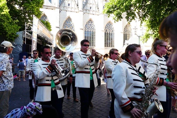 Brassband speelt tijdens het Breda Jazz Festival voor de Grote Kerk