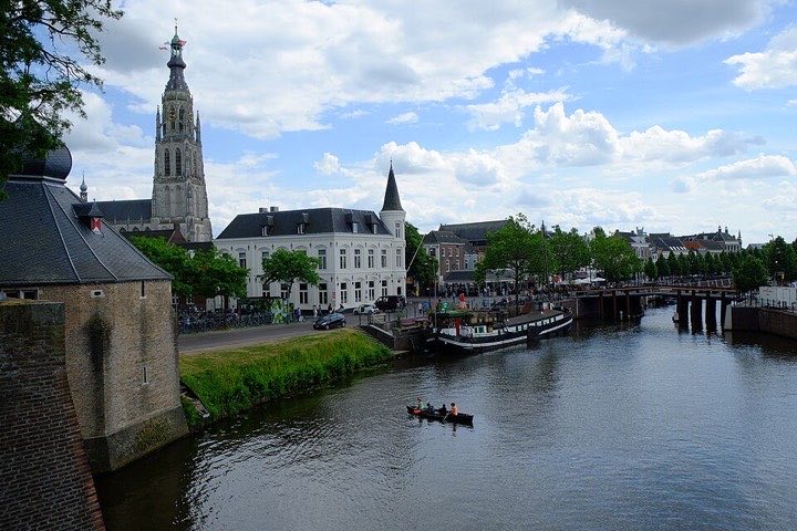 Het Spanjaardsgat in Breda met de toren van de Grote Kerk
