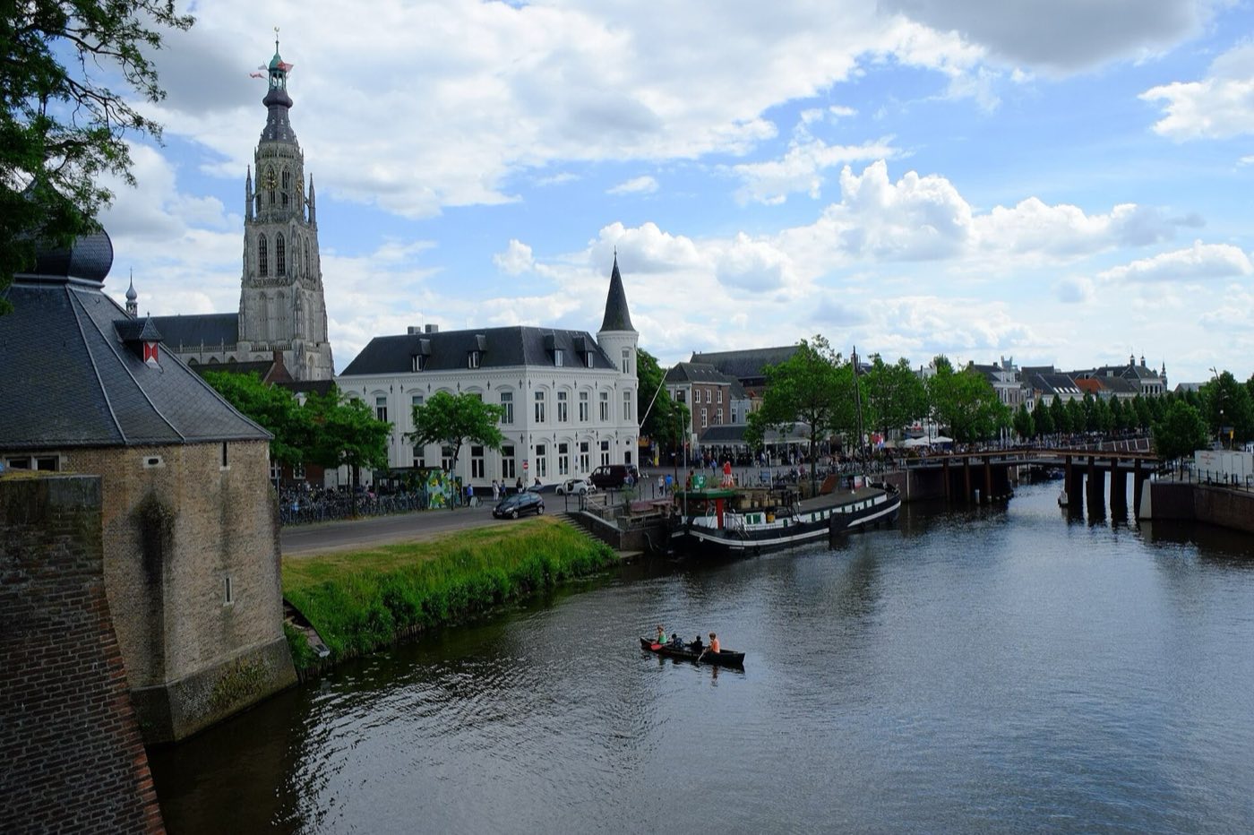 Het Spanjaardsgat in Breda met de toren van de Grote Kerk