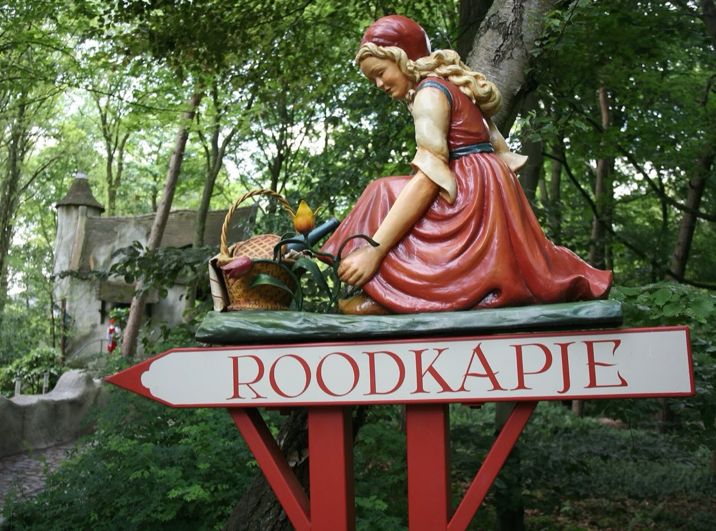 Beeld van Roodkapje in het Sprookjesbos van de Efteling
